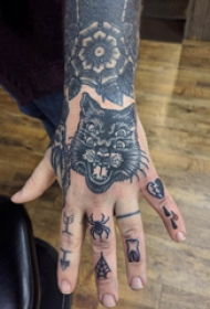 手背纹身 男生手臂上黑色的猫咪纹身图片