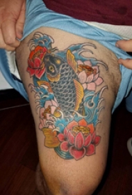 纹身鲤鱼荷花  男生大腿上鲤鱼和荷花纹身图片