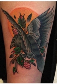 乌鸦纹身图 女生小腿上植物和乌鸦纹身图片