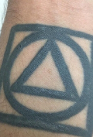 几何元素纹身  男生手腕上黑色的几何元素纹身图片
