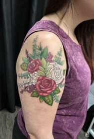 大臂纹身 女生大臂上彩色的玫瑰纹身图片
