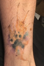 彩色泼墨纹身 男生小腿上彩色的泼墨纹身图片