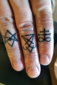 极简线条纹身 男生手指上黑色的符号纹身图片