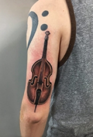 大臂纹身图 男生大臂上彩色的小提琴纹身图片
