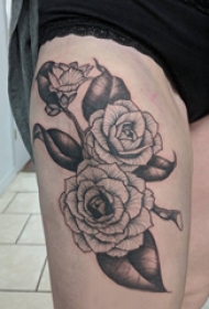 大腿纹身传统 女生大腿上黑色的花朵纹身图片