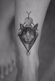 欧美线条纹身 女生小腿上菱形和猫咪纹身图片