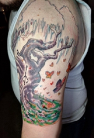 纹身树枝 男生大臂上彩色的树枝纹身图片