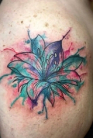 百合花纹身图案 男生大臂上彩色的百合花纹身图片