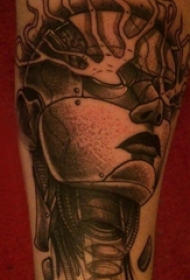 机器人纹身   女生手臂上黑色的机器人纹身图片