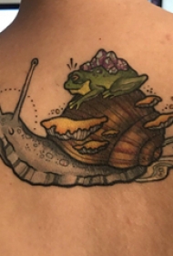 纹身后背女 女生后背上青蛙和蜗牛纹身图片