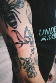 纹身小臂花纹 男生小臂上昆虫和骨头纹身图片