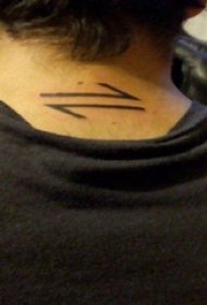 符号纹身  女生脖子上简约的符号纹身图片