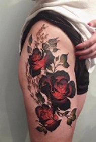 彩色渐变纹身 女生大腿上彩色的玫瑰纹身图片