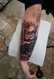 手臂纹身图片 男生手臂上黑色的武士纹身图片