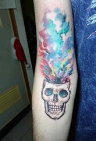 彩色渐变纹身 男生手臂上彩色的骷髅纹身图片