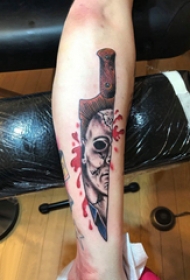 骷髅头匕首纹身  男生小腿上骷髅和匕首纹身图片