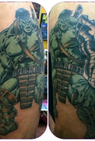大腿纹身男 男生大腿上彩色的绿巨人纹身图片