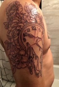 双大臂纹身 男生大臂上花朵和时钟纹身图片