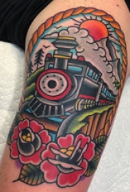 大腿纹身男 男生大腿上花朵和火车头纹身图片