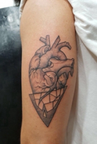 手臂纹身素材 女生手臂上三角形和心脏纹身图片
