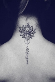 颈部纹身设计 女生颈部黑色的莲花纹身图片