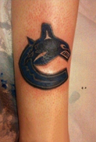 鲨鱼纹身图  女生手臂上极简的鲨鱼纹身图片