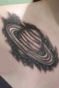 肩部纹身图案 女生肩部黑色的星球纹身图片