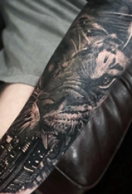 纹身黑色 男生手臂上黑色的老虎纹身图片
