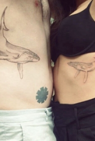 小动物纹身 情侣侧腰上黑色的鲸鱼纹身图片