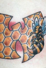 小蜜蜂纹身  男生侧腰上小蜜蜂和蜂巢纹身图片