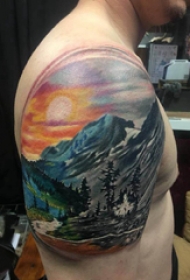 大臂纹身图 男生大臂上彩色的风景纹身图片