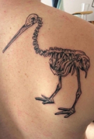 骨头纹身 男生后背上黑色的鸟骨头纹身图片