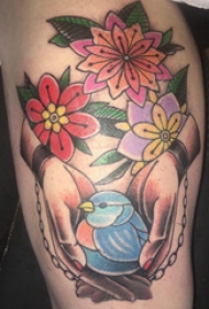 臀部纹身  女生臀部花朵和鸟纹身图片