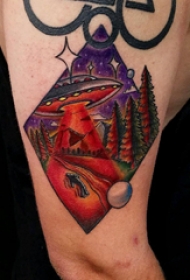 几何元素纹身 男生大臂上风景和飞碟纹身图片