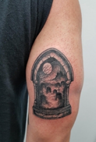 建筑物纹身  男生大臂上黑灰的建筑物纹身图片