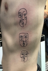 另类纹身图案 男生侧腰上黑色的人物纹身图片