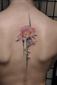 脊柱纹身图案 女生后背上彩色的花朵纹身图片