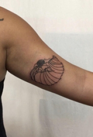 贝壳图案纹身 女生手臂上黑色纹身图片