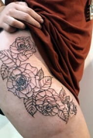 纹身图案花朵 女生大腿上极简的花朵纹身图片