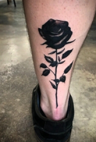 花朵纹身 男生小腿上黑色的玫瑰纹身图片