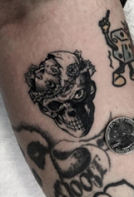 骷髅纹身  男生手臂上黑色的骷髅纹身图片