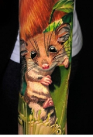 老鼠纹身图 男生手臂上植物和老鼠纹身图片