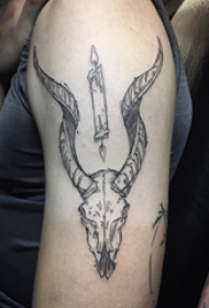 极简线条纹身 男生手臂上蜡烛和羊骨头纹身图片