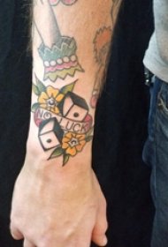 手臂纹身素材 男生手臂上花朵和骰子纹身图片