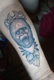 手臂纹身素材 男生手臂上猩猩和植物纹身图片