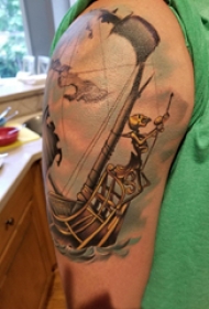 纹身小帆船 男生手臂上彩色的帆船纹身图片