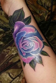 纹身图花朵枝叶  女生手臂上彩绘花朵枝叶纹身图片
