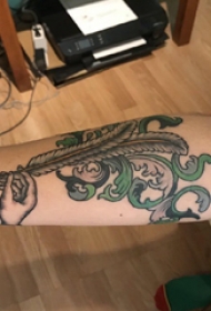 手臂纹身素材 男生手臂上植物和羽毛纹身图片