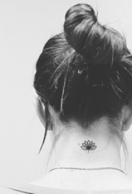 后颈部纹身 女生颈部黑色的莲花纹身图片