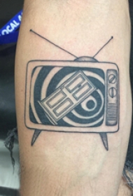 手臂纹身图片 男生手臂上黑色的电视机纹身图片